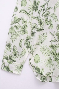 Gros plan de l'imprimé floral et des coutures fines sur le revers de la chemise d'été