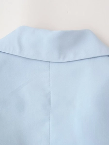 Détail de la couture du col et texture du tissu pour cette robe blazer bleu clair chic