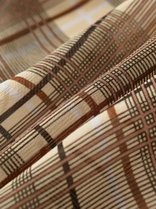Vue détaillée du motif à carreaux marron vintage et de la texture tissée du tissu