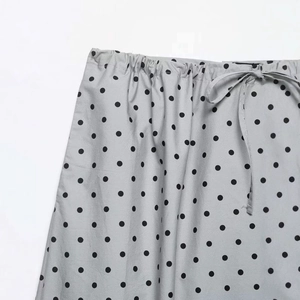 Gonna midi grigia a pois con elastico in vita e dettaglio coulisse su sfondo bianco