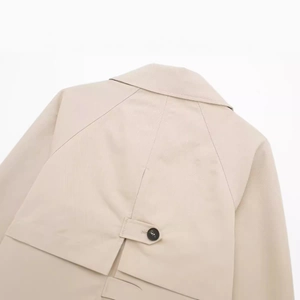 Rückansicht der beigen Kurzjacke mit Koller und klassischem Revers auf weißem Grund