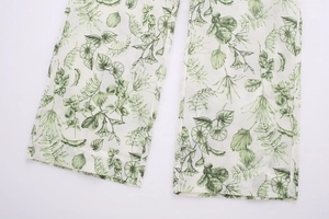 Gros plan détaillé des imprimés de feuilles et de l'ourlet du pantalon en coton blanc