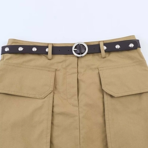 Khakifarbener Cargo-Rock für Damen mit nietenbesetztem Ledergürtel und Taschen