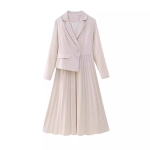 Robe blazer plissée beige élégante avec col à revers et manches longues pour femmes