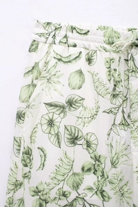 Détail du pantalon à fleurs avec taille élastique et cordon de serrage réglable