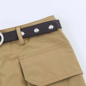 Detail eines khakifarbenen Cargo-Rocks mit hochwertigem Twill und silbernem Nietengürtel