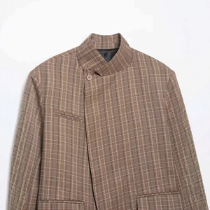 Blazer vintage à carreaux marron avec col montant et fermeture à bouton asymétrique