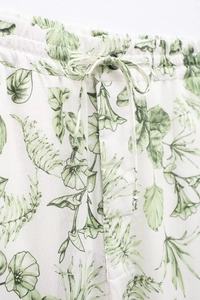 Vue détaillée de la taille élastique à cordon blanc avec motif floral vintage vert
