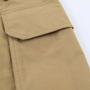 Detailansicht der khakifarbenen Cargorock-Tasche mit strapazierfähiger Doppelnaht-Struktur
