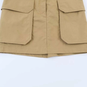 Khaki Cargo Minirock mit symmetrischen Pattentaschen und Reißverschluss in der Mitte