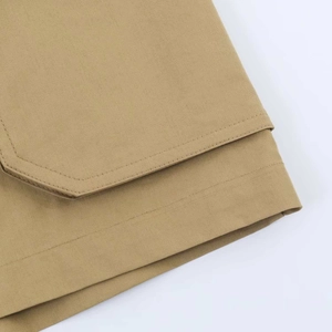 Nahaufnahme eines khakifarbenen Cargo-Rocks mit hochwertigen Doppelnähten und Twill-Stoff