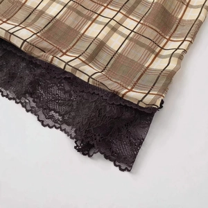 Débardeur caraco en satin à carreaux avec dentelle noire et broderie délicate
