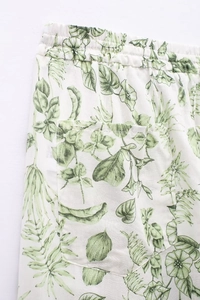 Vue détaillée de la taille élastique du pantalon blanc à imprimé floral vert