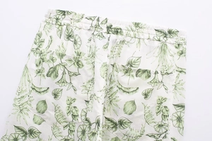 Détail de la taille élastique et des poches sur ce pantalon d'été à fleurs