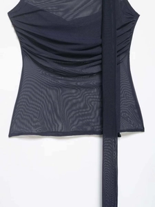 Dettaglio canotta in mesh scuro trasparente con arricciature eleganti e lacci laterali