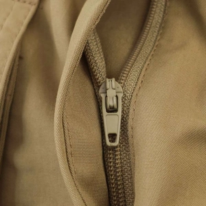 Detail des khakifarbenen Cargo-Rocks mit farblich passendem Reißverschluss und Twill-Stoff