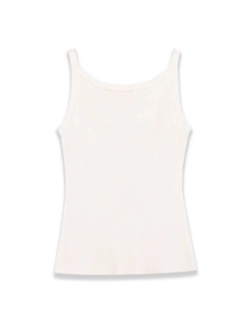Dettaglio della trama in maglia a costine bianca di un canotta minimalista da donna