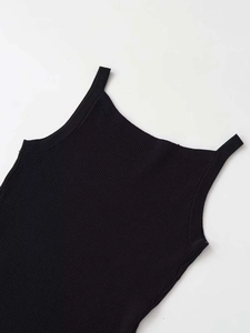 Vista dettagliata del top in maglia nera con trama a coste e spalline sottili