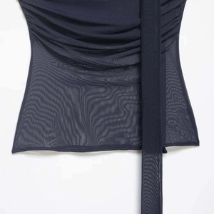 Top sexy in rete blu scuro con dettagli arricciati e sciarpa pendente da donna