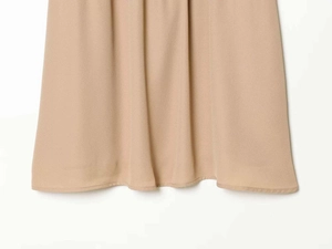 Vue détaillée de l'ourlet finement cousu et du tissu kaki de cette robe d'été