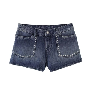 Pantaloncini in denim blu scuro con borchie argentate ed effetto slavato su bianco
