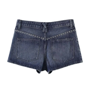 Pantaloncini in denim lavaggio blu scuro con borchie metalliche argentate sul retro
