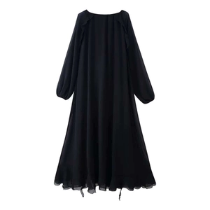 Dettaglio vestito nero in chiffon con spalle a balze e orlo a balze a più livelli