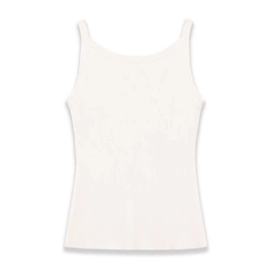 Canotta bianca minimalista in maglia a coste con spalline sottili su sfondo pulito