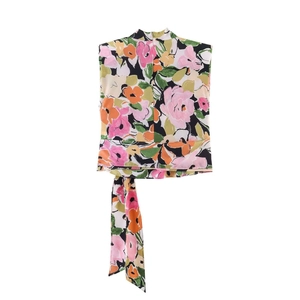 Top senza maniche in chiffon floreale con collo alto e fusciacca in vita per l'estate