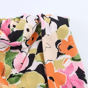 Dettaglio ravvicinato di chiffon con stampa floreale astratta e zip invisibile