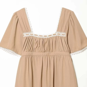 Robe kaki minimaliste avec col carré, manches bouffantes et détails de dentelle blanche