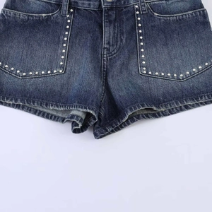 Pantaloncini di jeans blu scuro da donna con borchie metalliche sulle tasche laterali