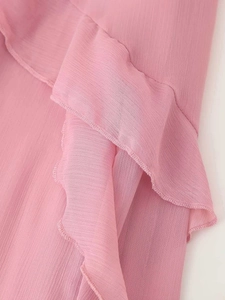 Dettaglio del tessuto in chiffon rosa a strati con volant morbidi e trama delicata