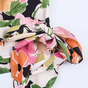 Camicetta estiva in chiffon da donna con stampa floreale vivace e fiocco in vita regolabile