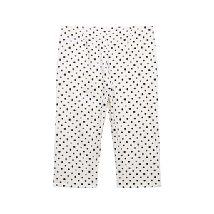 Détail d'un pantalon court blanc crème pour femmes avec motif à pois noirs et taille élastique
