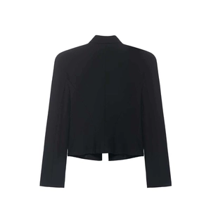 Vista posteriore del blazer corto nero minimalista con cuciture sartoriali e finitura liscia