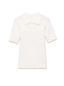 Detail eines weißen Strick-Poloshirts mit vertikalen Rippen und vier hellen Knöpfen
