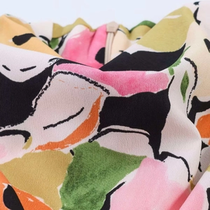 Dettaglio in chiffon a fiori astratti con cerniera invisibile e stampa dai colori vivaci