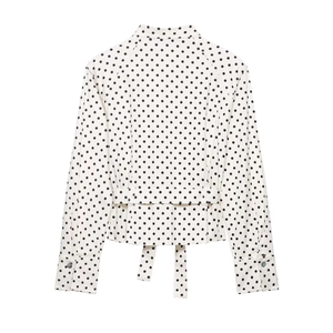 Chemisier chic beige à pois noirs avec col à revers et ceinture à la taille