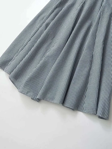 Détail de tissu plissé vichy noir et blanc avec des plis accordéons finement structurés