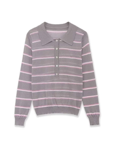 Dettaglio della maglia fine e delle strisce rosa e bianche sul maglione a polo grigio