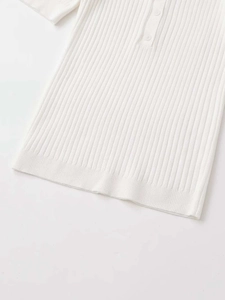 Detailansicht der weißen Rippstrick-Textur mit Polo-Knopfleiste und Kragen