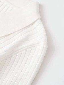 Makroaufnahme von weißem Rippstrickgewebe mit Nahtdetails an Polo-Kurzarm-Oberteilen
