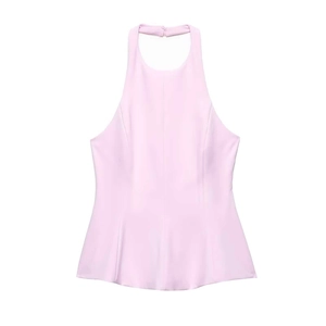 Detail eines hellrosa Neckholder-Tops mit Rüschensaum und elegantem ärmellosem Design