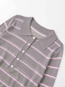 Dettaglio del colletto a polo in maglia a righe con cinque bottoni bianchi e tessuto grigio