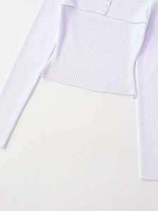 Détail du haut en maille lavande montrant le col boutonné et la texture côtelée
