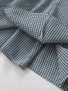 Détail du tissu à carreaux vichy noir et blanc avec une finition d'ourlet roulé