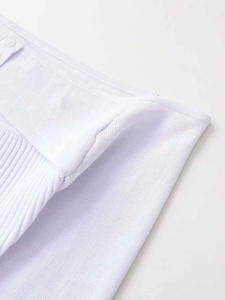 Vue détaillée du tissu en maille lilas clair avec boutons en résine assortis et texture fine