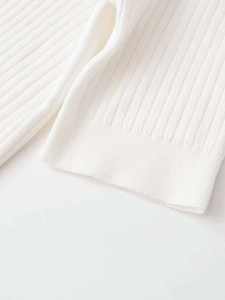 Detailaufnahme des weißen Rippstrickgewebes mit hochwertigen Nähten am Polohemd-Ärmel