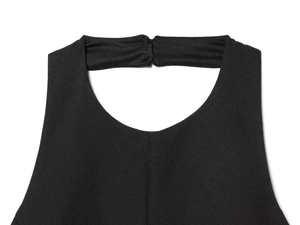 Detailaufnahme des schwarzen Halter-Ausschnitts und der Stoffstruktur am Rüschentop